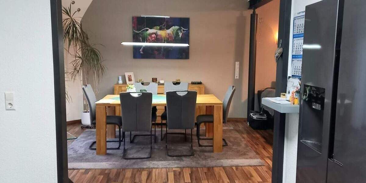 Wohnhaus in Top Zustand (kernsaniert + renoviert) mit Balkon, Terrasse, Garten und Garage (+ bei Ausbau DG ca.40 m² Wfl) in Rodalben-Waldrandlage 4 zimmer