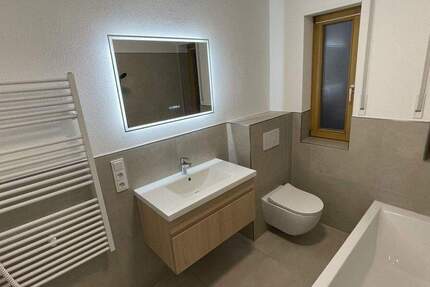 Provisionsfreie, vermietete, modernisierte 2-Zimmer-Wohnung mit Einbauküche & Stellplatz 2 zimmer