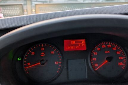 Opel Vivaro 180.000 km 7.899 € Kahla 07768