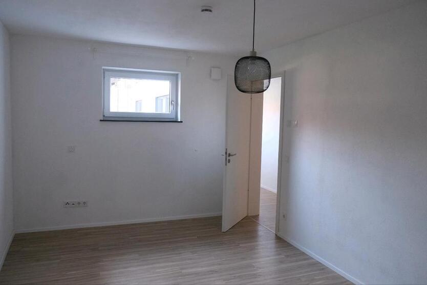 2 Zimmer im Souterrain