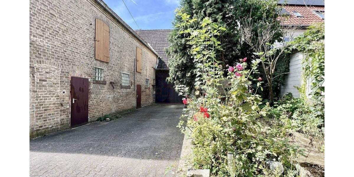 ERBENHEIM: GROSSZÜGIGES ANWESEN MIT SCHEUNE IN RUHIGER ZENTRUMSLAGE 7 zimmer