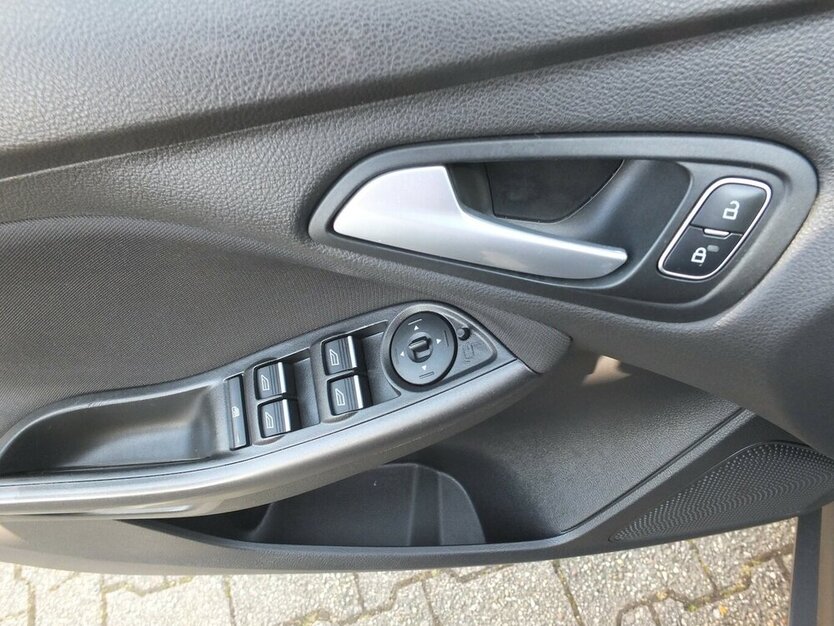 Ford Focus STUFENHECK KLIMAUTOMATIK PARKPILOT 118.919 km 7.304 € Köln 50858