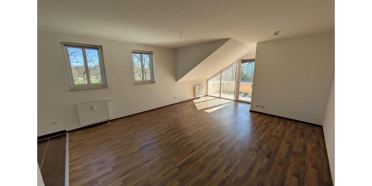 Dachgeschoßwohnung Zwickau - 3 Zimmer, 78 m&sup2;, 595&euro; | Angebot:26404437