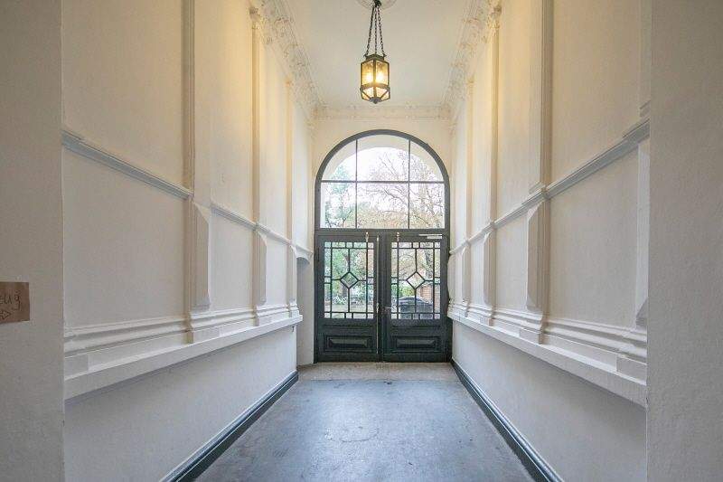 Husemannstraße am Kollwitzplatz: bezugsfreie Verkaufsräume im Vorderhaus in schönem Altbau zimmer