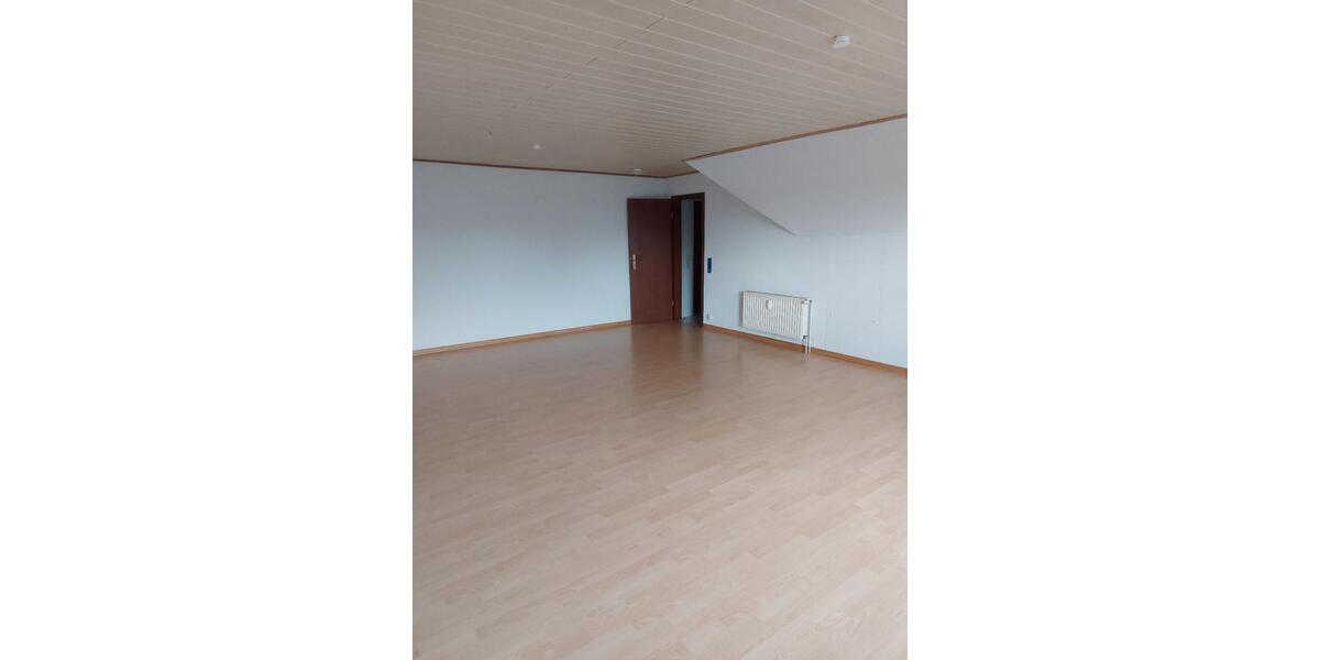 große 2-Zimmer-Dachgeschoßwohnung mit Balkon 1. Etage 2 zimmer