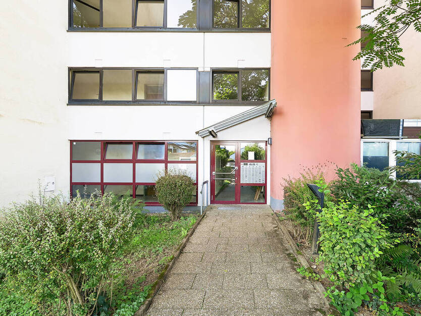 Außergewöhnliche Erdgeschoßwohnung mit großem Balkon in Waldbronn