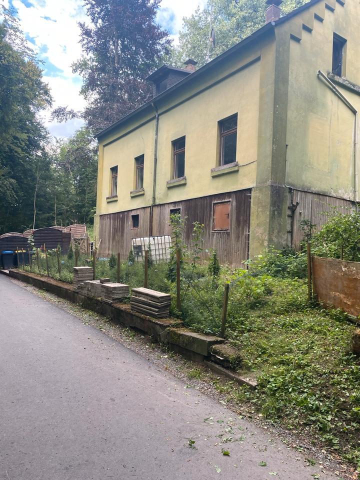 Freistehendes Einfamilienhaus mit Gästehaus und 6700qm Waldgrund