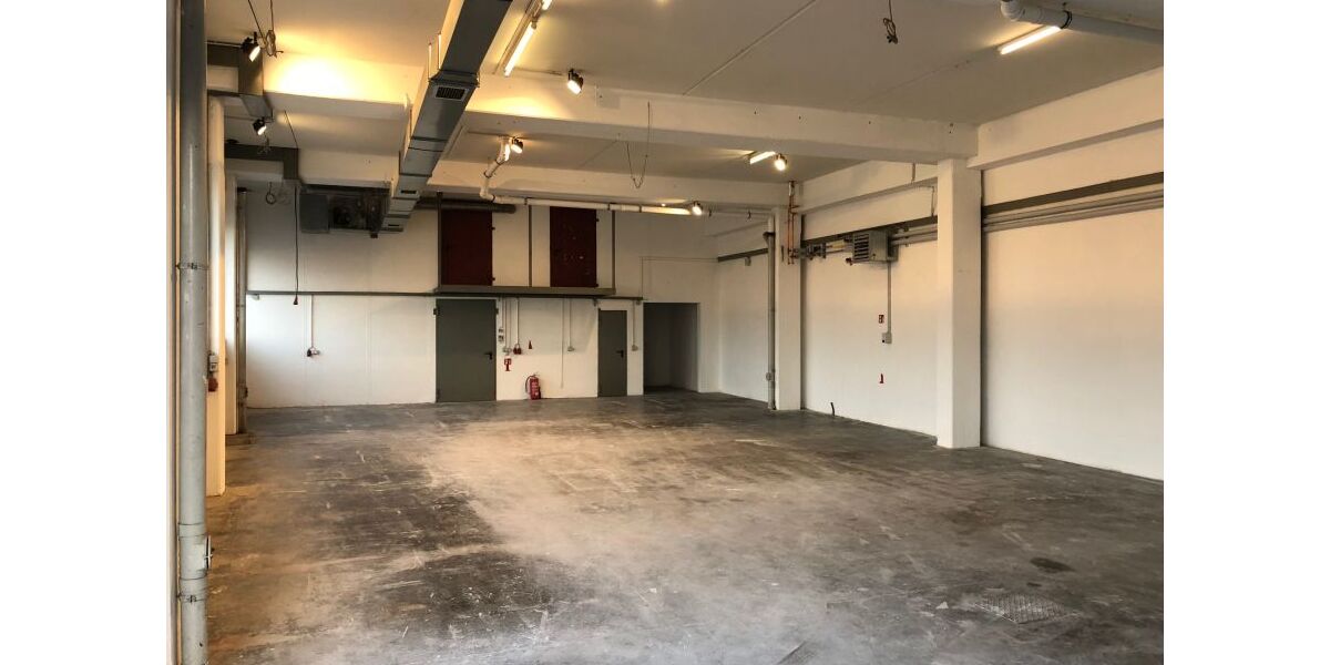 Verkehrsgünstige Lagerhalle m. Sanitärräumen, eigenem Tor und 2 Parkplätzen provisionsfrei - Gewerbeobjekt Remshalden | Angebot:22695774