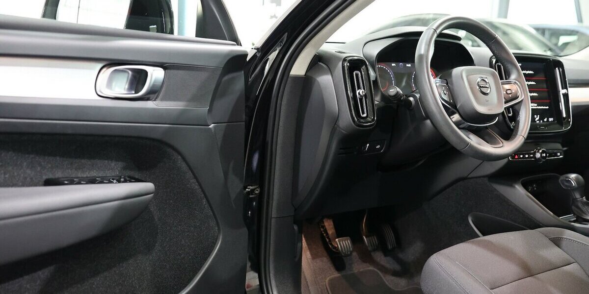 Volvo XC40 T3 MOMENTUM-PRO VIRTUAL-COCKPIT, MATRIX-LED 74.000 km 23.444 &euro; Hamm 59077