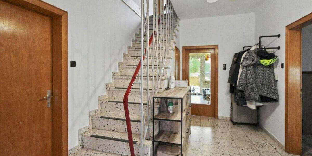 Viel Platz in Oetinghausen: begehrtes Zweifamilienhaus mit Doppelgarage 6 zimmer