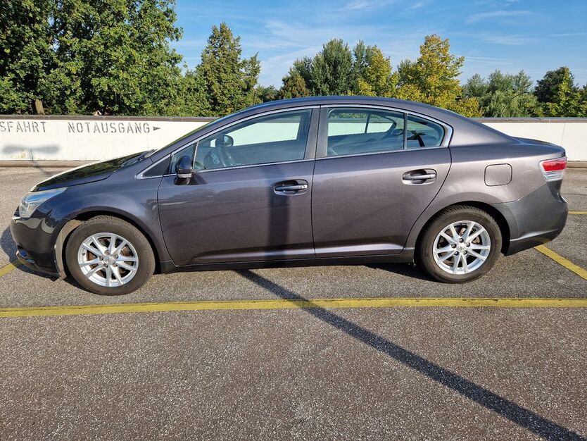Toyota Avensis 172.505 km 6.900 € Oststeinbek 22113