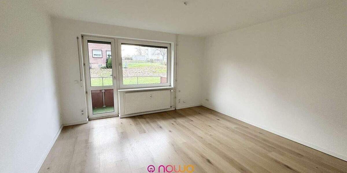 Modernisierte Erdgeschoss-Eigentumswohnung mit Balkon, Einbauküche und Garage in Salzgitter-Thiede 3 zimmer