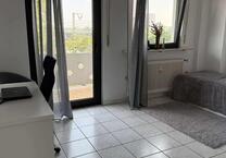 Möbliertes Zimmer mit Balkon in 4er-Frauen-WG – Nähe Universität