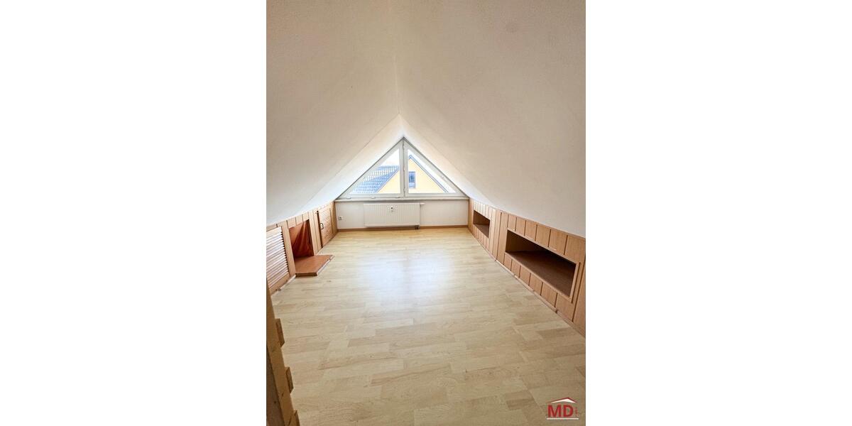 Dachgeschoßwohnung Oelsnitz (Erzgebirge) - 5 Zimmer, 95 m&sup2;, 550&euro; | Angebot:26152231