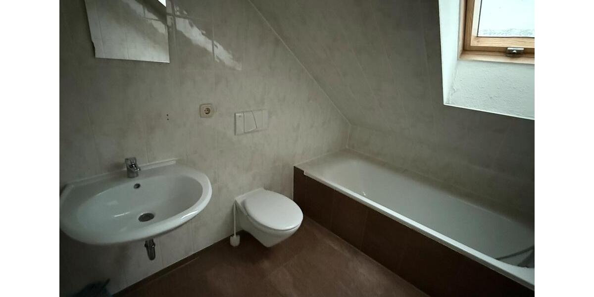 Dachgeschoßwohnung Teutschenthal - 2 Zimmer, 42 m&sup2;, 220&euro; | Angebot:24806209