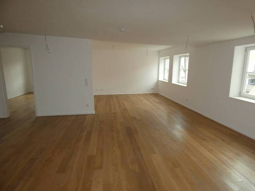 **Gemütliche 2,5-Zimmer-Wohnung mit EBK in kernsaniertem Altbau Whg12 - ab sofort**