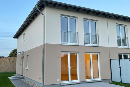 140qm Neubau-Doppelhaushälfte mit 6 Zimmern inkl. EBK, Parkett, elek. Rollläden, Zaun, 2 Pkw-Plätze 6 zimmer