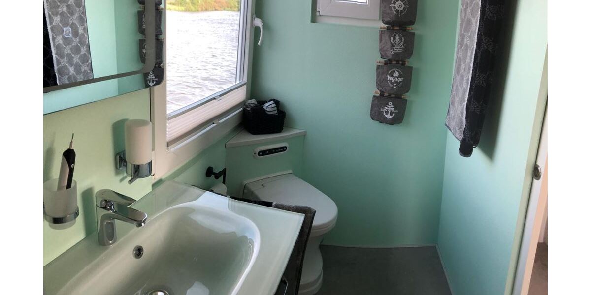 Ein Zuhause, auf dem Wasser oder im Hafen, exklusives Hausboot Neubau 2023 - Ferienhaus Jabel b Waren | Angebot:27142509
