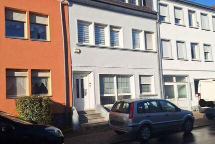 Schönes renoviertes 2 Familienhaus in einer guten Lage von Saarlouis-Roden . 7 zimmer