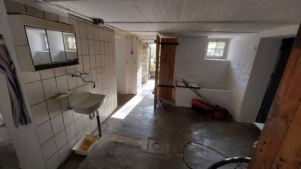 Bauernhaus, Landhaus Felsberg - 9 Zimmer, 300 m&sup2;, 354.000&euro; | Angebot:25225011