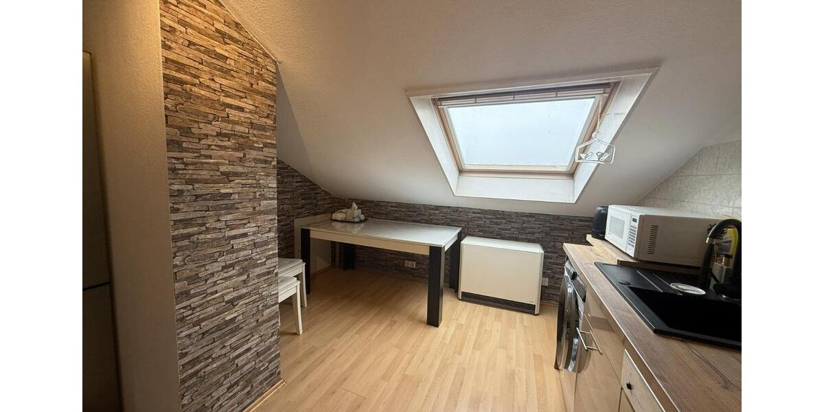 Helle 3 Zi. DG Wohnung mit Dachterrasse in ruhiger Lage 3 zimmer