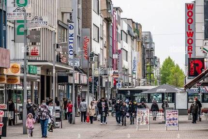 6 Wohnungen & 1 Ladenlokal. Balkone & Garagen. Liebevoll gepflegt & modernisiert.