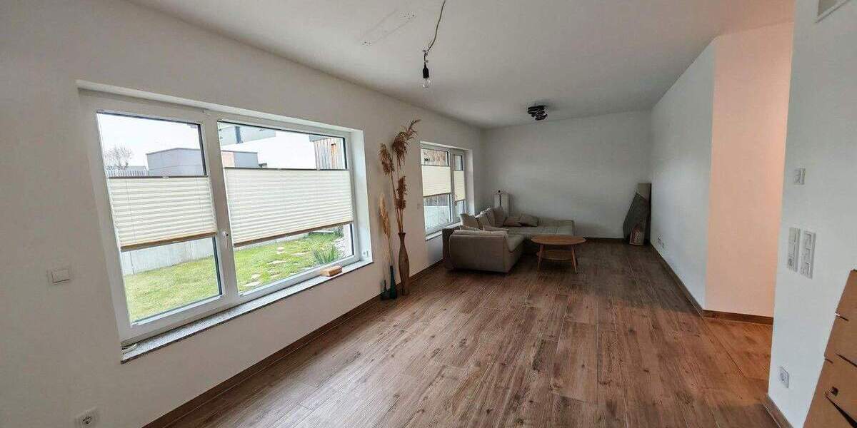 Exklusive, neuwertige Erdgeschoss Wohnung mit 2 Terrassen und 2 Stellplätzen, provisionsfrei 3 zimmer