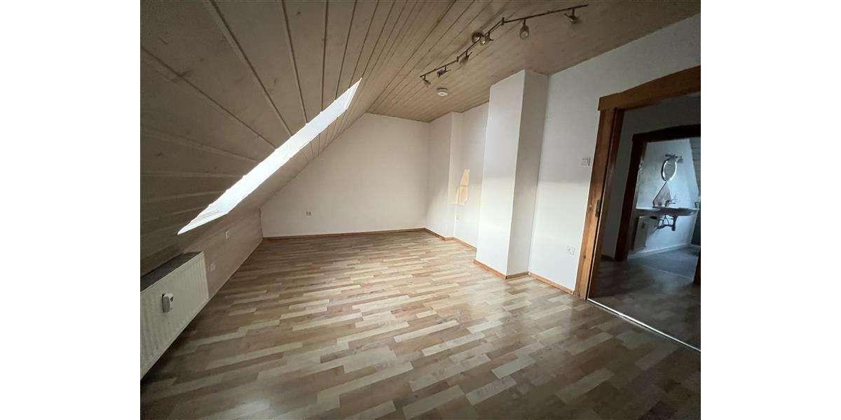 Gemütliche Dachgeschosswohnung in ruhiger Lage 3 zimmer