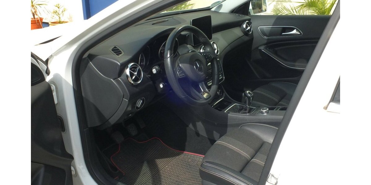 Mercedes-Benz GLA 180 PANORAMADACH LED NAVI AHK 18 Zoll LMF PTS 61.968 km 18.908 &euro; Köln 50858