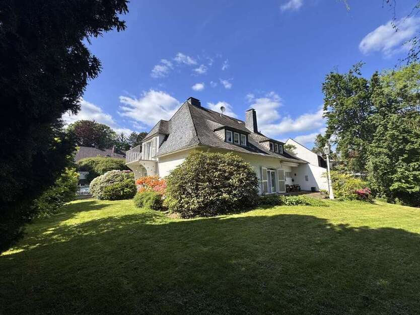 Haus zum Kaufen in Düsseldorf 2.400.000 € 235 m²