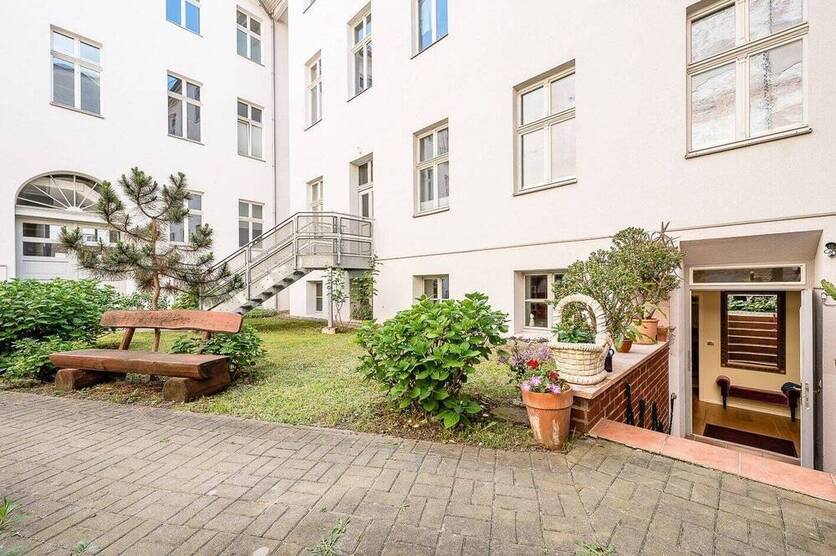 Provisionsfrei: Vermietetes Büro und Gastronomie in A-Lage in Berlin Mitte
