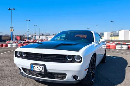 Dodge Challenger 104.000 km 22.999 &euro; Kraków 30-30