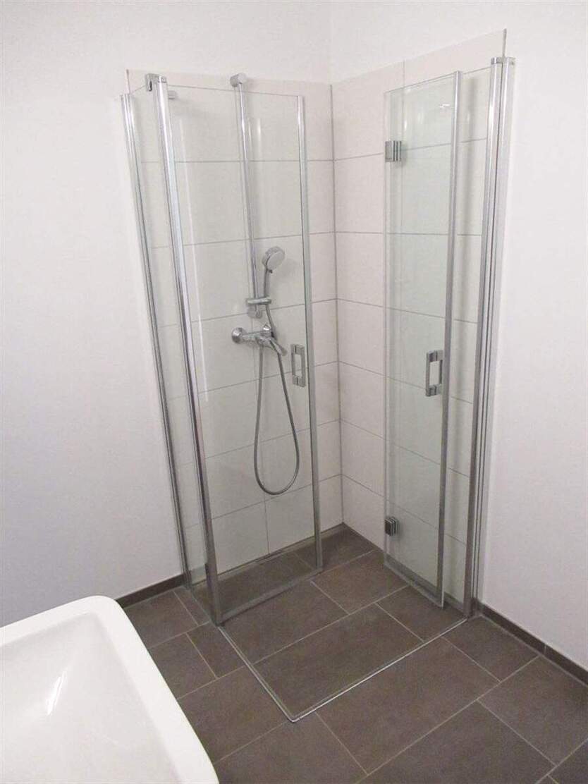 2 Zimmer Whg. Eignet sich für eine Einzelperson! Balkon, EBK, Parkett + Fußbodenheizung. 2 zimmer