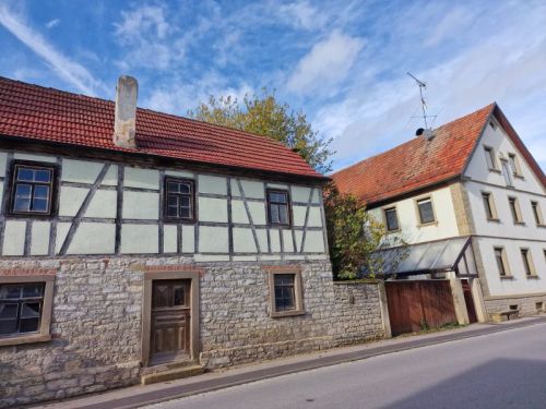 Einfamilienhaus mit bezauberndem Charme, weiteres kl. Einfamilienhaus, Innenhof, Scheune, Garten und Garagen in 97535 Wasserlosen-Burghausen, von Würzburg 28 Minuten entfernt (ID 10210)