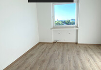Stilvoll modernisierte 3,5-Zimmer-Wohnung mit Balkon, Aufzug und Stellplatz