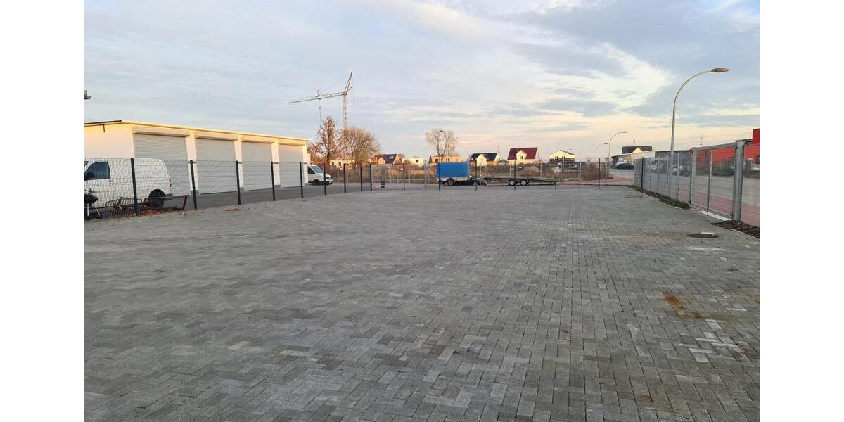 sehr gepflegte Freifläche ca 600m² (vollständig gepflastert) zimmer