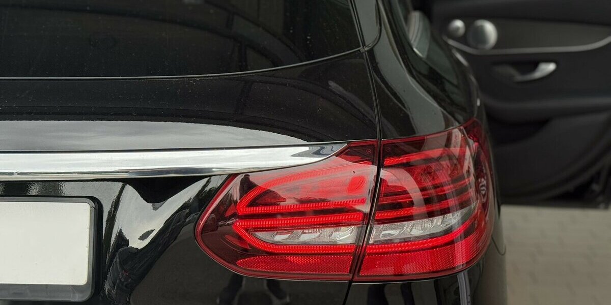 Mercedes-Benz C 180 AVANTGARDE/BURMESTER/KAMERA/HEAD UP/LEDER 72.347 km 23.900 &euro; Villingen-Schwenningen 78054