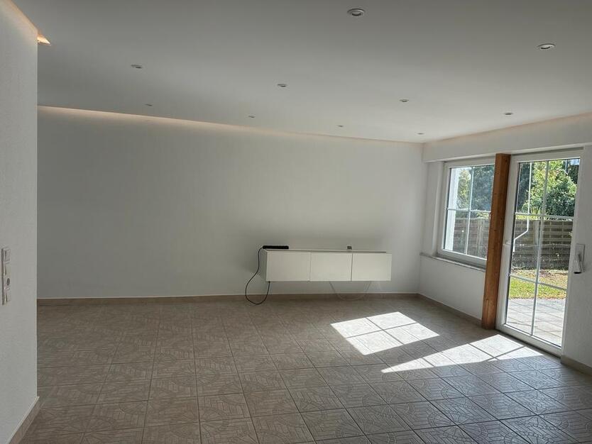 Einfamilienhaus mit Garten und Garage
