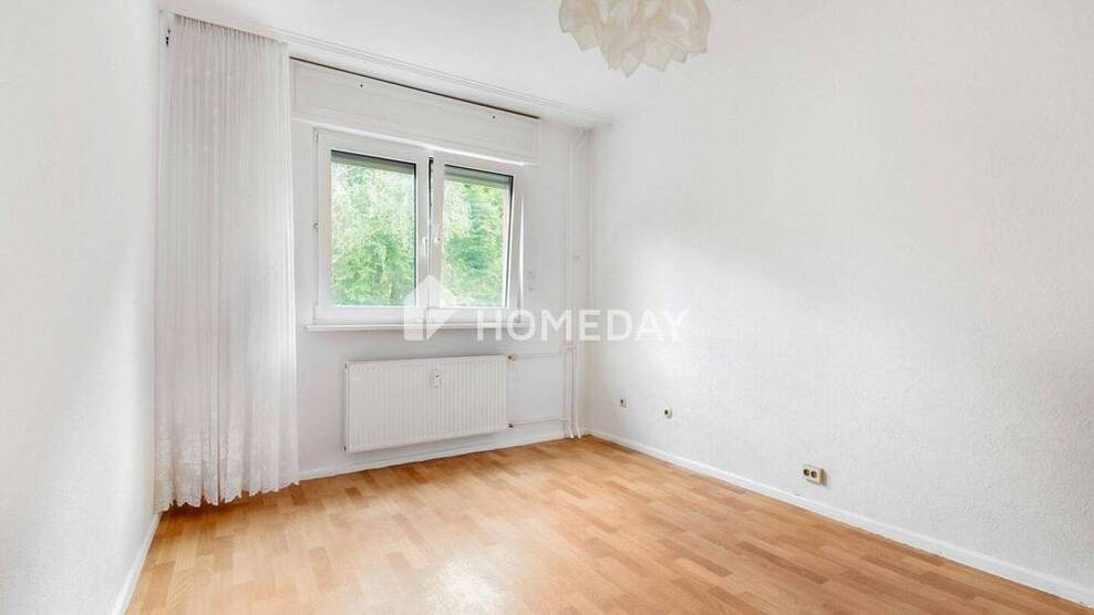 Bezugsfreie und gepflegte 3-Zimmer-Wohnung mit Loggia in ruhiger Lage