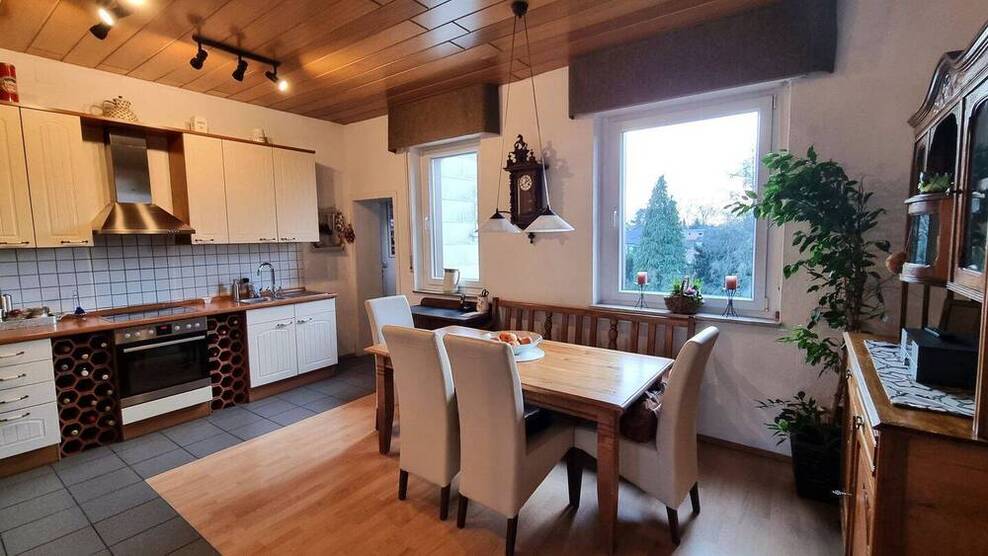 Freistehendes Ein-Zweifamilienhaus mit 9 Zimmern, 3 Bädern und ri
