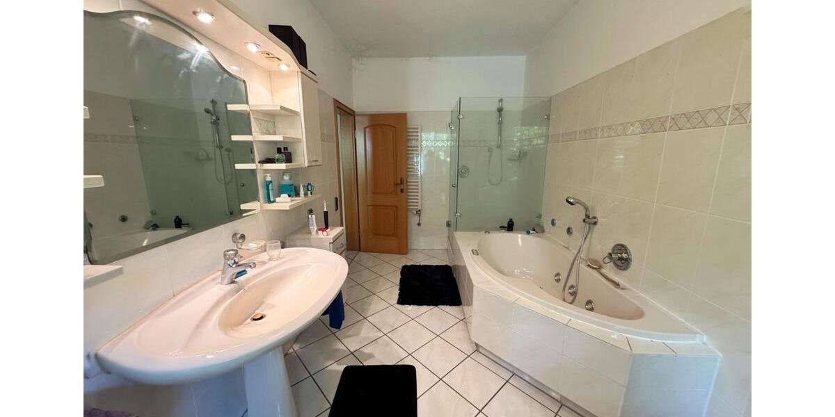 Etagenwohnung Lüdersdorf - 9 Zimmer, 236 m&sup2;, 2.500&euro; | Angebot:24624031