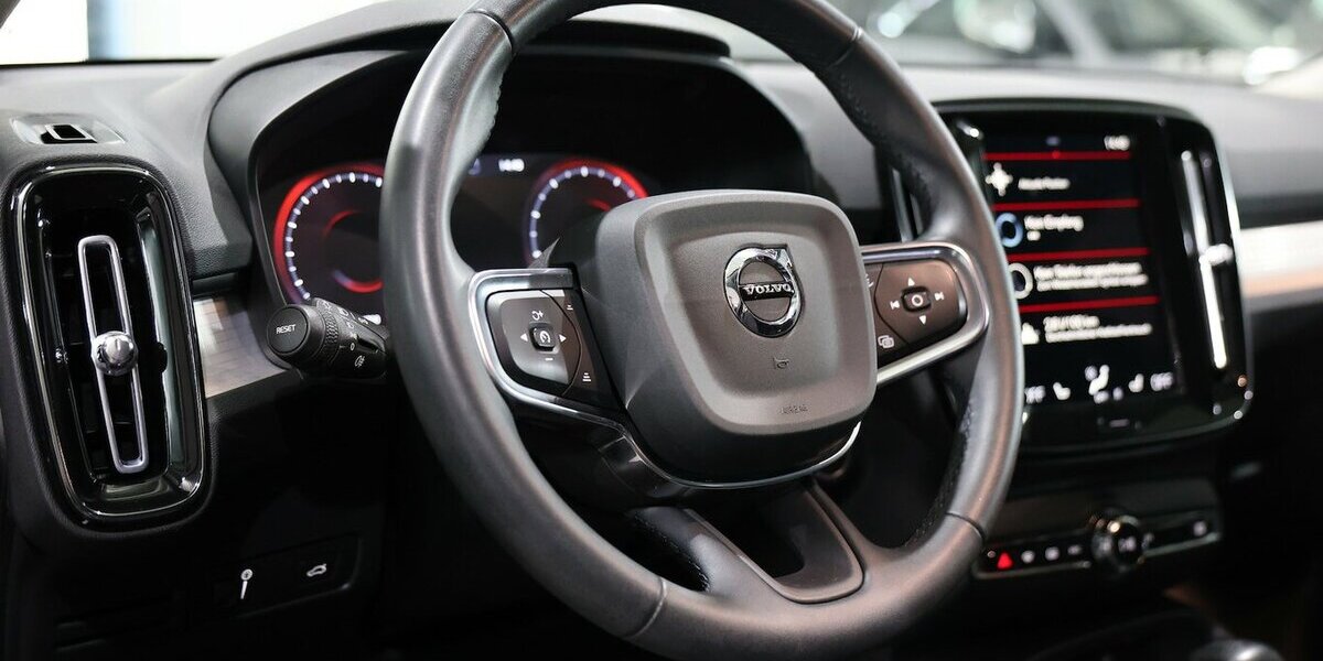 Volvo XC40 T3 MOMENTUM-PRO VIRTUAL-COCKPIT, MATRIX-LED 74.000 km 23.444 &euro; Hamm 59077