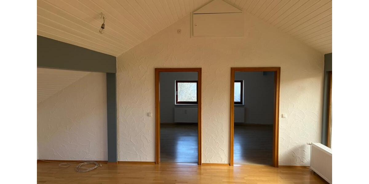 Dachgeschoßwohnung Böbrach - 3 Zimmer, 96 m&sup2;, 440&euro; | Angebot:25103212