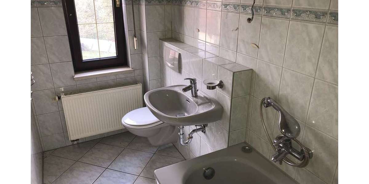 ++Doppelhaushälfte mit Entwicklungspotential in Döllnitz++ 7 zimmer