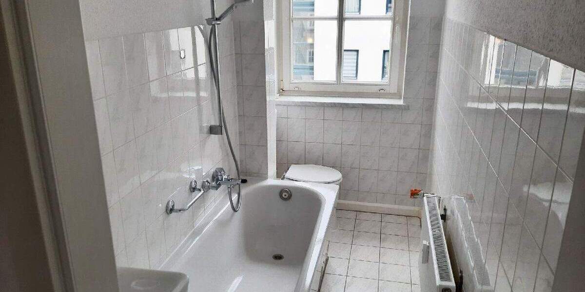 Direkt einziehen! Frisch renovierte kleine 3 Zimmer-Wohnung mit separater Küche und Tageslichtbad 3 zimmer