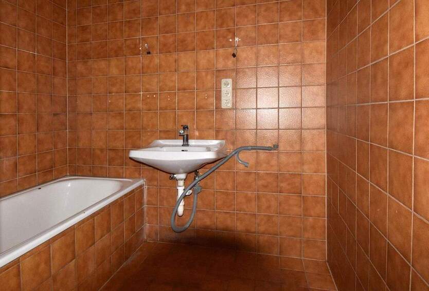 Renovierungsbedürftige, freie 3-Zi-Whg mit Balkon, provisionsfrei 3 zimmer