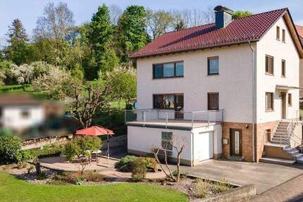 Ein- bis Zweifamilienhaus in Bestzustand: Geräumiges Wohnhaus mit Garage, Garten, Terrasse und gemütlicher Kellerbar 8 zimmer