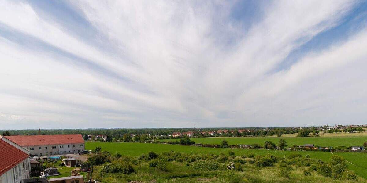 ERSTKLASSIG UND EINZIGARTIG 3-Raum-Wohnung mit Südbalkon, Weitblick & PKW-Stellplatz 3 zimmer