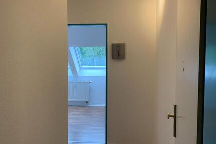 Attraktive 2-Zimmer-DG-Wohnung mit Einbauküche