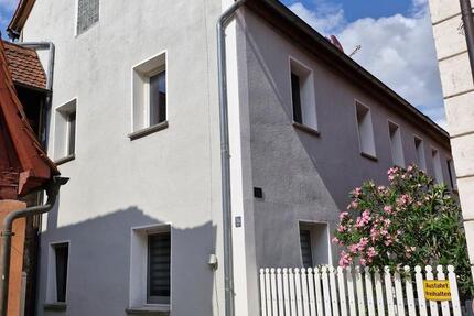 Wohnhaus an historischer Stadtmauer mit Garten und Stellplätzen zimmer